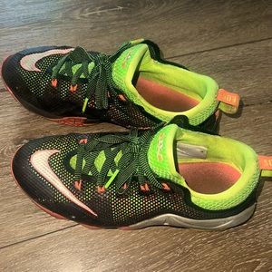 Worn size 7 men’s youth sneakers Nike